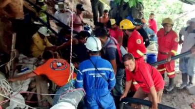 Los rescatistas trabajaban contra el reloj para rescatar a los 15 mineros atrapados.