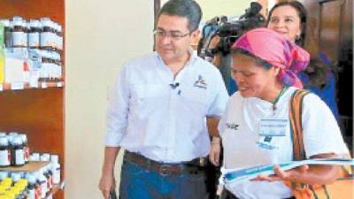 El presidente Juan Orlando Hernández, acompañado de la primera dama Ana García.