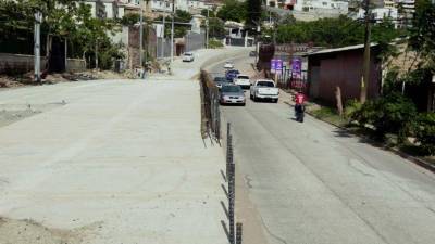 En la Villa Olímpica construyen una solución vial. Amplían la calle a cuatro carriles.