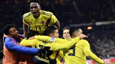 Los colombianos festejando la victoria sobre Francia. Foto AFP
