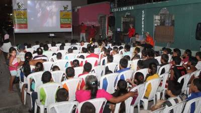 La proyección de películas en las calles ha logrado que las personas se atrevan a salir a la calle por diversión.