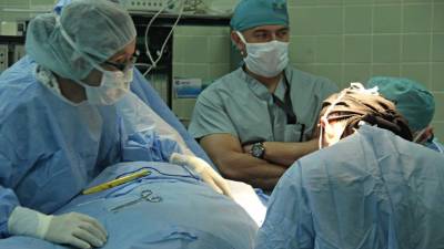 Los médicos trabajan por turnos.