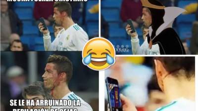 Los memes con la fotografía del delantero del Real Madrid, Cristiano Ronaldo, comprobando mediante un celular el estado de la herida en la ceja que se produjo ante el Deportivo La Coruña no se hicieron esperar.
