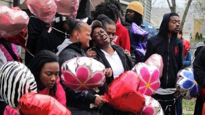 Familiares de la víctima durante una vigilia realizada en su honor. Foto: Reeding.