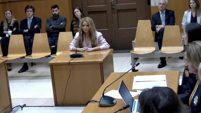 La cantante colombiana Shakira aceptó este lunes el pago de una multa de 7,3 millones de euros a cambio de una rebaja de condena que evitará su entrada en prisión, tras admitir ante la Justicia que defraudó 14,5 millones al fisco español entre 2012 y 2014.