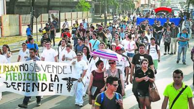 Afuera de la Unah-vs , un grupo de universitarios marchan contra las reformas. Fotos: Amílcar Izaguirre