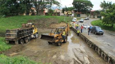 El personal sacó desechos sólidos de las tuberías .