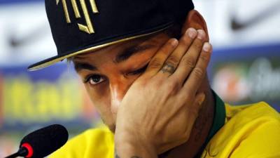 Paris Saint-Germain's Brazilian forward Neymar touches the trophy after the UEFA Champions League final football match between Paris Saint-Germain and Bayern Munich at the Luz stadium in Lisbon on August 23, 2020. (Photo by Manu Fernandez / POOL / AFP)