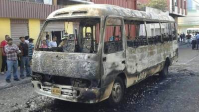 Un microbús que cubre la ruta Carrizal- La Sosa con placas AAS-4548 fue incendiado en la cuarta avenida de Comayagüela.