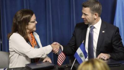 La canciller salvadoreña Alexandra Hill, y el secretario de seguridad de EEUU, Kevin McAleenan, firmaron un acuerdo que convierte a El Salvador en un tercer país seguro para migrantes.