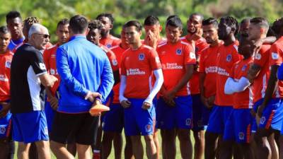 Manuel Keosseián charlando con los jugadores en el entrenamiento de este viernes del Olimpia. Foto Ronald Aceituno