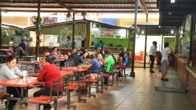 Vista del ambiente de ayer en el área de comidas de la Plaza Típica. Foto: Franklyn muñoz