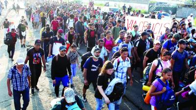 Migrantes de diferentes nacionalidades durante una marcha el sábado.