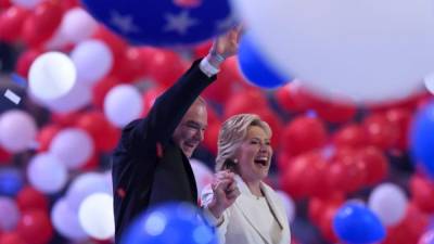 El candidato a vicepresidente, Tim Kaine celebra junto a Hillary Clinton en la convención.