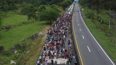 Cientos de migrantes haitianos y venezolanos marchan en caravana hacia el norte de México.