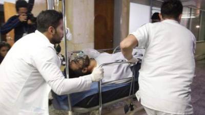 GRA225. BARCELONA, 07/08/2017.- Follman (i), Neto (c) y Alan Ruschel (d), supervivientes del accidente aéreo del Chapecoense, durante el homenaje que se les ha rendido hoy en el Camp Nou, antes del inicio del partido del Trofeo Joan Gamper que el equipo brasileño disputa frente al FC Barcelona. EFE/Toni Albir