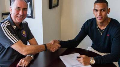 Momento en que Devron firmaba el contrato junto al entrenador. Foto Orlando City.