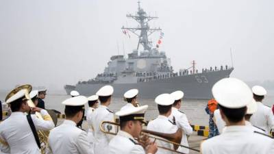Esta foto de archivo de noviembre de 2015 muestra al USS Stethem arribando al puerto militar de Wusong en Shanghai, China.