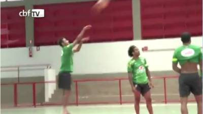 Neymar demuestra que también es buenísimo con el baloncesto.