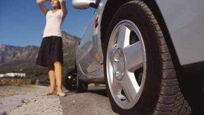 Para que no te quedes varado, siempre revisa el estado de las llantas para verificar si no están faltas de aire. Foto cortesía www.tuvozentuvida.com