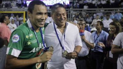 'Rambo' y Wilmer Velázquez mientras eran galardonados.