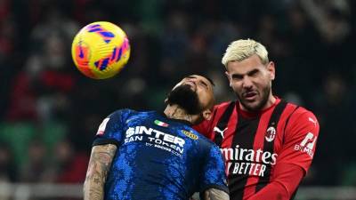 Theo Hernández y Arturo Vidal en la disputa de la pelota.