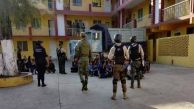 Los migrantes se encontraban retenidos en un motel del municipio de Naranjos, Veracruz./Foto El Universal.