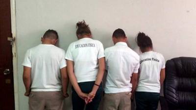 Los cuatro estudiantes fueron llevados a la jefatura policial de La Lima, adonde llegaron sus padres a traerlos.