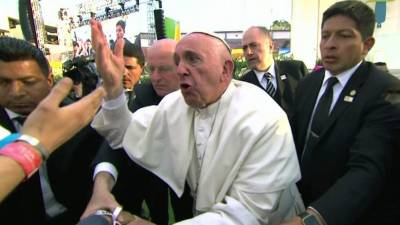 El regaño de Francisco a un joven que lo hizo caer sobre un hombre en silla de ruedas se viralizó en la red.