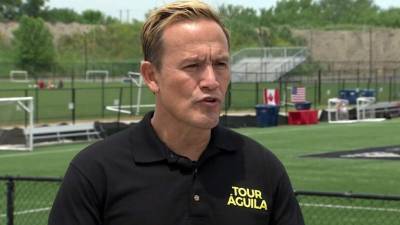 Luis Hernández mostró su enfado con los jugadores de México.