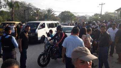 El momento cuando los pobladores de la residencial Las Cascadas protestaban por la falta de agua en su sector.