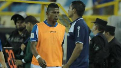 Carlo Costly salió con cara de pocos amigos del estadio. Foto Ronald Aceituno/Enviado Especial