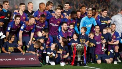 Los jugadores del Barcelona posando con el trofeo de campeones de la Liga Española. Foto AFP