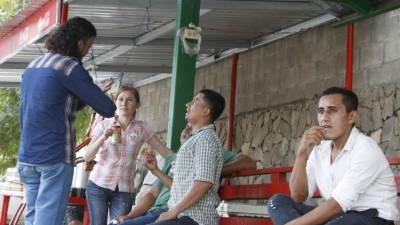 Los familiares de los primos Arnoldo Paz García y Juan Cardona llegaron ayer a la morgue a reclamar sus cuerpos.