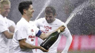 La ley polaca señala que la venta y consumo de bebidas en recintos deportivos no puede exceder de los 3,5 grados de alcohol .