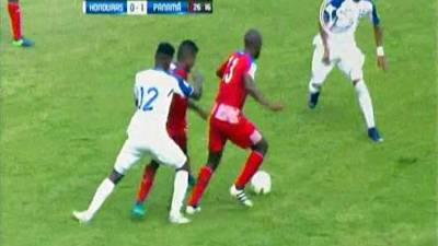 El panameño Armando Cooper le soltó un codazo a Romell Quioto y no fue amonestado.