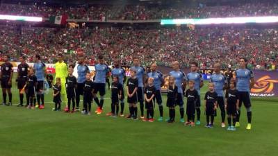 Cuando los charrúas se preparaban a cantar, de fondo sonó la canción de Chile. Los jugadores se quedaron en silencio.