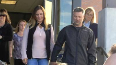 Joshua Horner salió con su esposa de la corte tras ser absuelto por abuso sexual./Foto Twitter.
