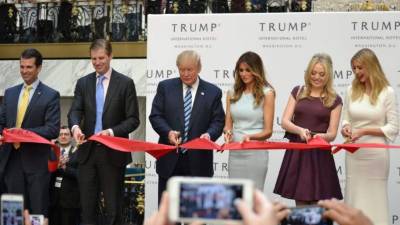 Trump y su familia inauguraron el Trump International Hotel en Washington D.C. unos meses antes de que el magnate ganara las elecciones presidenciales.