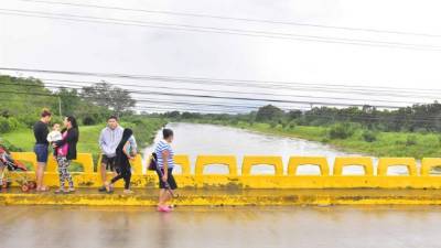 Un grupo de hondureños observa el caudal del río Ulúa, en la comunidad de La Lima, departamento de Cortés.