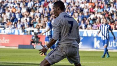 Cristiano Ronaldo se reencontró con el gol y marcó un hat-trick para la victoria del Real Madrid ante Alavés. Foto EFE
