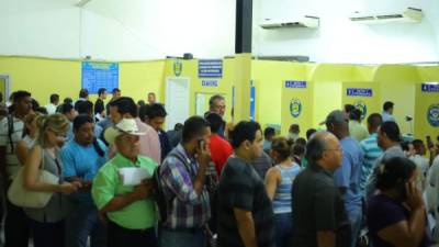 Abarrotadas de usuarios pasan las oficinas de Tránsito antes de las vacaciones de verano. Foto: Melvin Cubas.