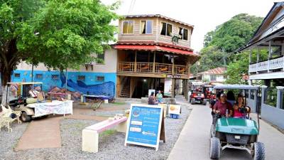 Vista parcial en una zona céntrica de Utila, Islas de la Bahía. Una isla representada por mipymes que ofrecen servicios turísticos. Foto: Franklyn Muñoz
