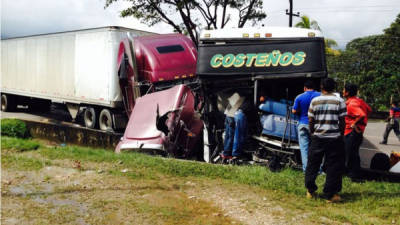 El reporte de la Policía de Tránsito señala que el autobús estaba rebasando a un camión y se produjo el encontronazo.