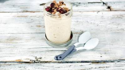 Para servir, colocar granola en la base y rellenar con arroz.