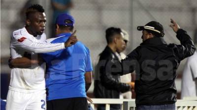 Kevin Álvarez y Osman Madrid protagonizaron una pelea en la entrada del túnel de vestuarios. Foto Juan Salgado