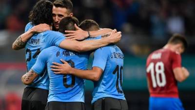 Los jugadores de Uruguay celebrando uno de los goles del partido contra República Checa. Foto AFP