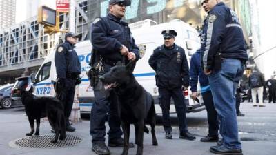 Agentes de policía custodian la Terminal de Autobuses de la Autoridad Portuaria en Nueva York, EEUU. EFE/Justin Lane/Archivo