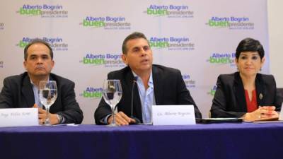 El empresario Alberto Bográn (centro) durante la conferencia de prensa que ofreció ayer. Foto: Melvin Cubas