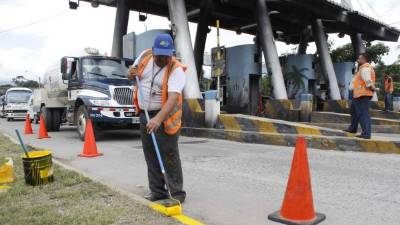 Cuadrillas municipales trabajaron ayer en la señalización de las casetas.